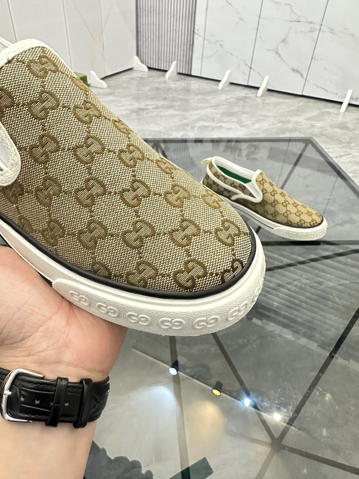 Men's shoes: 💰P360¥ Product trademark: Gucci* "Gucci*" slip-on Regular size: 38-44 (can be customized to 45.46.) Product materials: Original material from the upper counter, breathable lining, original outsole. Number: 661